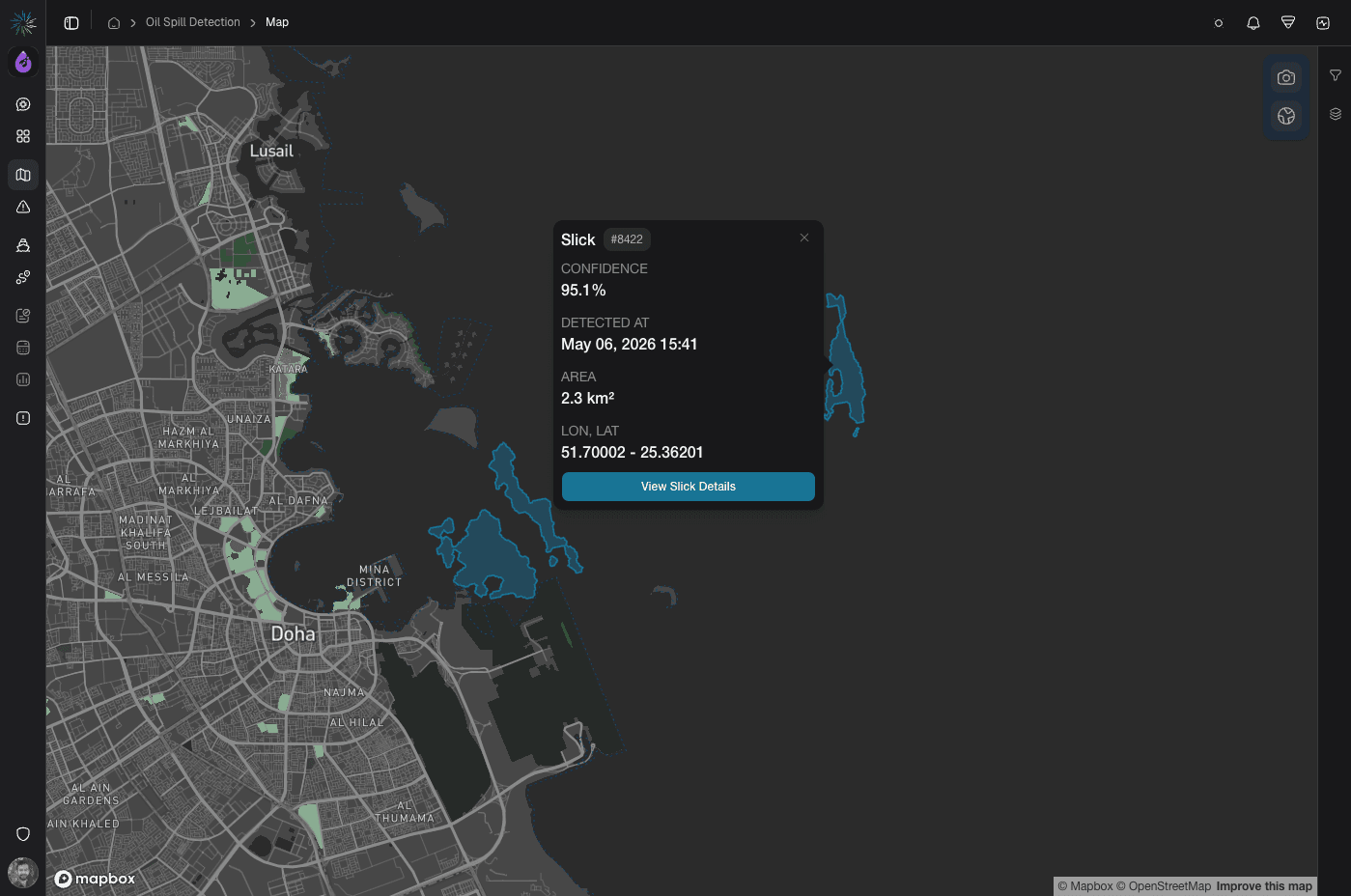 The platform's map view showing detected oil slicks along the Qatari coast near Doha, with a detail panel reading 95.1% confidence, a 2.3 km² area, and the detection time and coordinates.